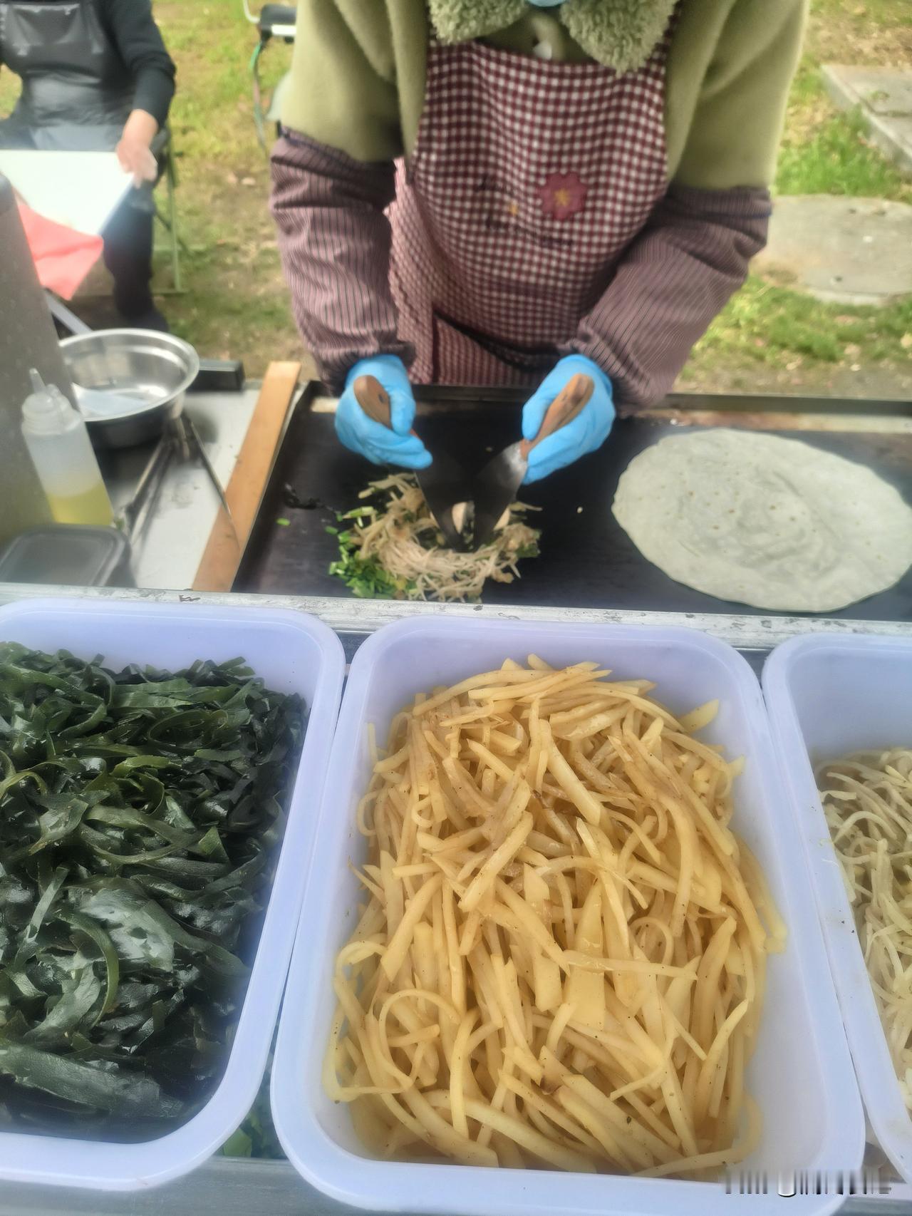 今天路过城东蓬朗，居然发现有卖烙馍的。好家伙，这可是个手艺活。手擀的烙馍，现烙出