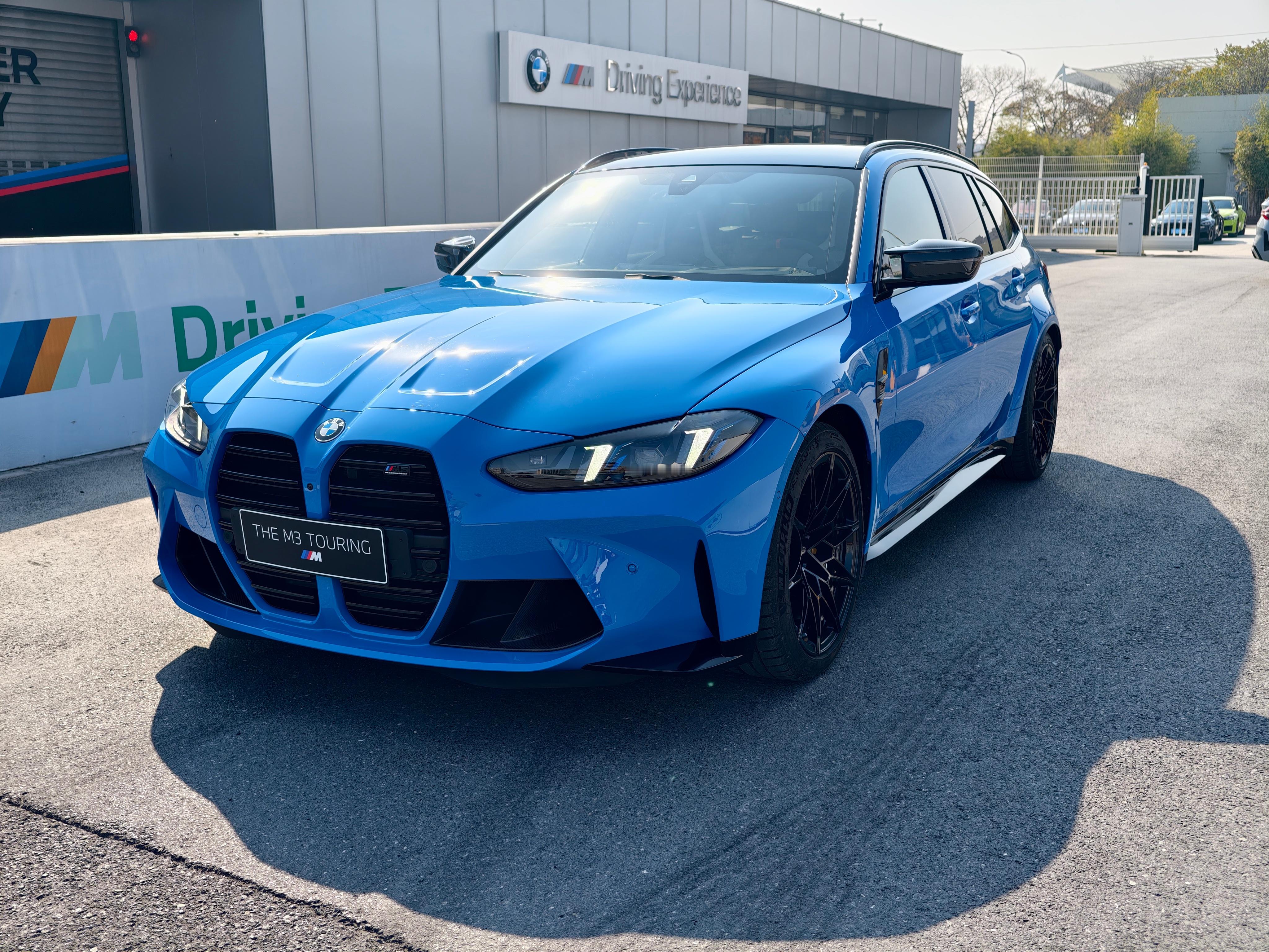 上海宝马体验中心，把订购了 M2 CS，M3 Touring 的车主都叫来。看看