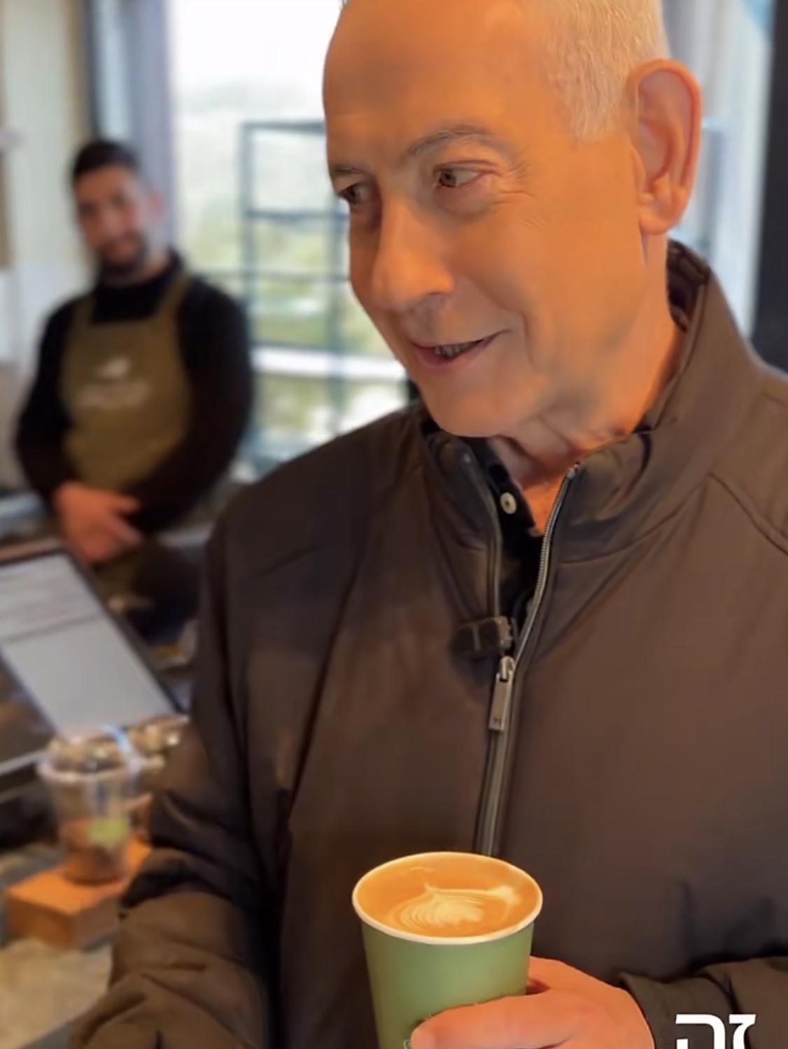 哎我去！内塔尼亚胡现身，可能就是单纯为了辟谣，特意展示了手指头！看来以色列的网络