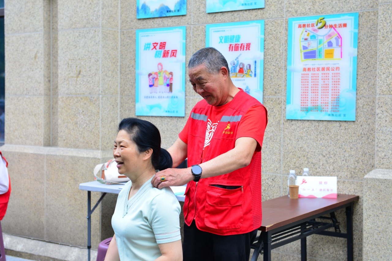 宁波镇海银发志愿队坚守20年守护高考学子 高考期间，宁波镇海庄市街道一支平均年龄