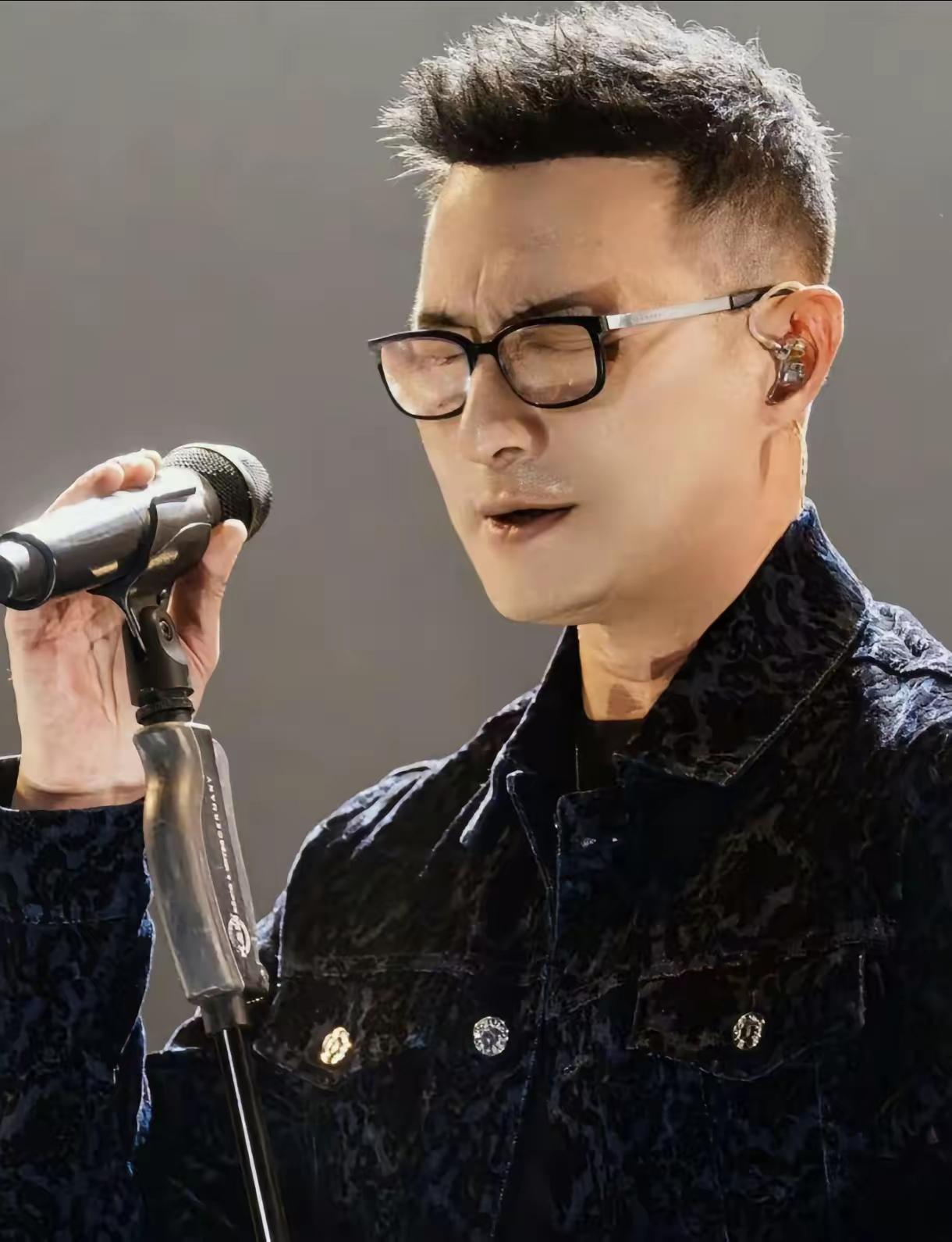 峰又“喜提”热搜新瓜啦！前任葛荟婕直播爆猛料，称自己孕期汪峰常带一穿黑丝高跟的神