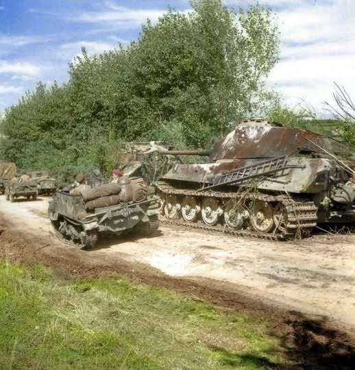 1944年。诺曼底某处，英军车队试过一台被击毁的虎王战车 ​​​