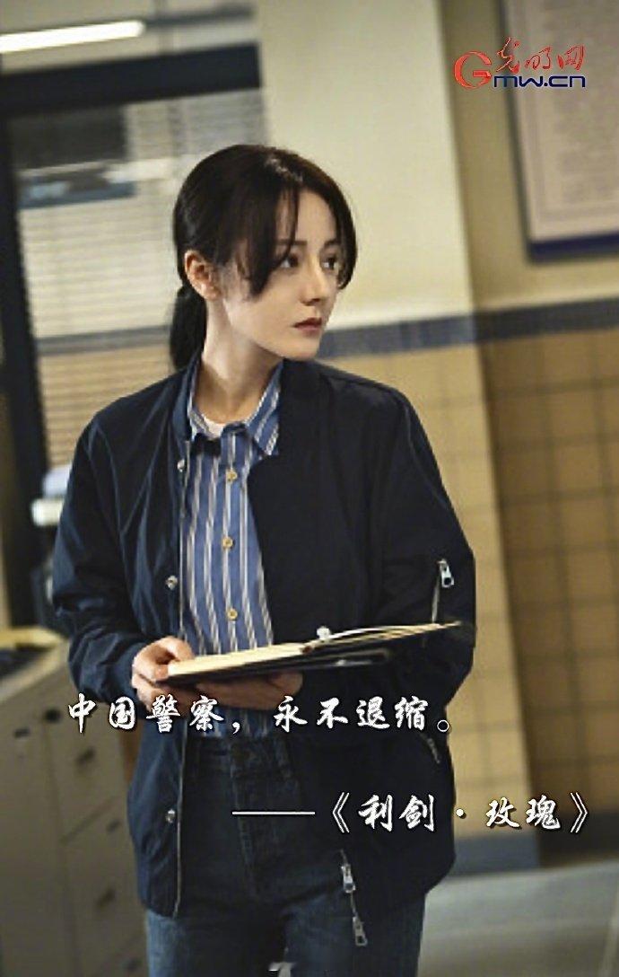 迪丽热巴眼神杀海报 迪丽热巴邓妍直视黑暗 迪丽热巴邓妍直视黑暗，是眼神杀海报来袭