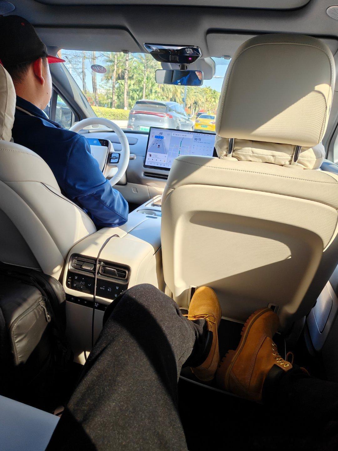 自从解锁了某些大六座SUV后排独立座椅可躺的姿势后这些大后排空间、角度可调还带脚