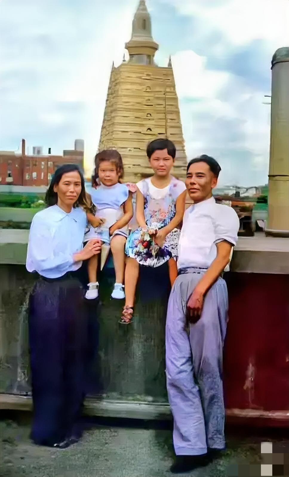 贺子珍30岁时于苏联拍摄的照片中，这是1939年，贺子珍在苏联的罕见留影。

短