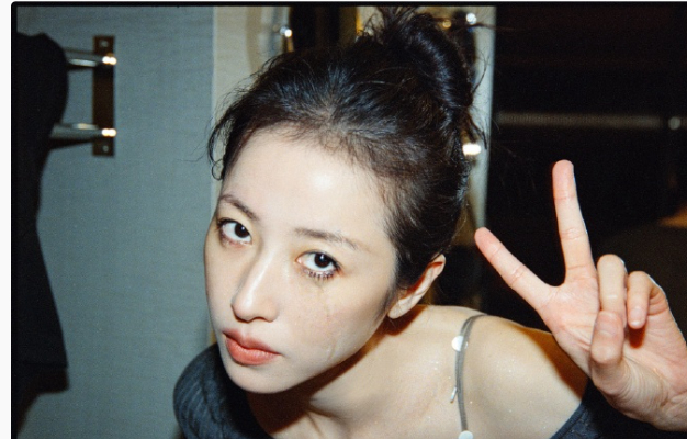 周雨彤全黑松弛感穿搭介绍，这套造型选用宽松垂坠的全黑长款衣装，没有多余的印花和繁