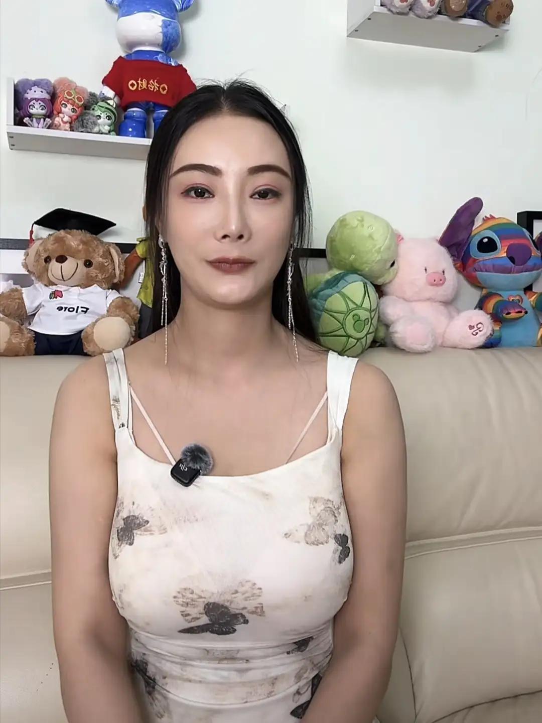王李丹妮现在也开直播了，看起来和以前是不一样了！

她把原名里的妮字换成了鈮，女