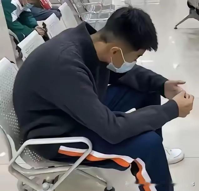 父亲突发脑溢血，14岁的孩子给亲戚挨个打电话借钱，结果没一个肯借。走投无路时，他
