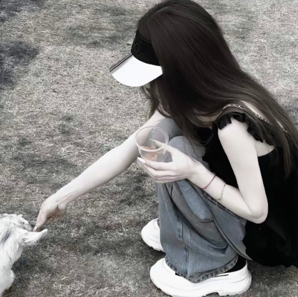 男孩可以带很多女孩子回家 但女孩不会 她只会带认定的男孩子回家 ​​​