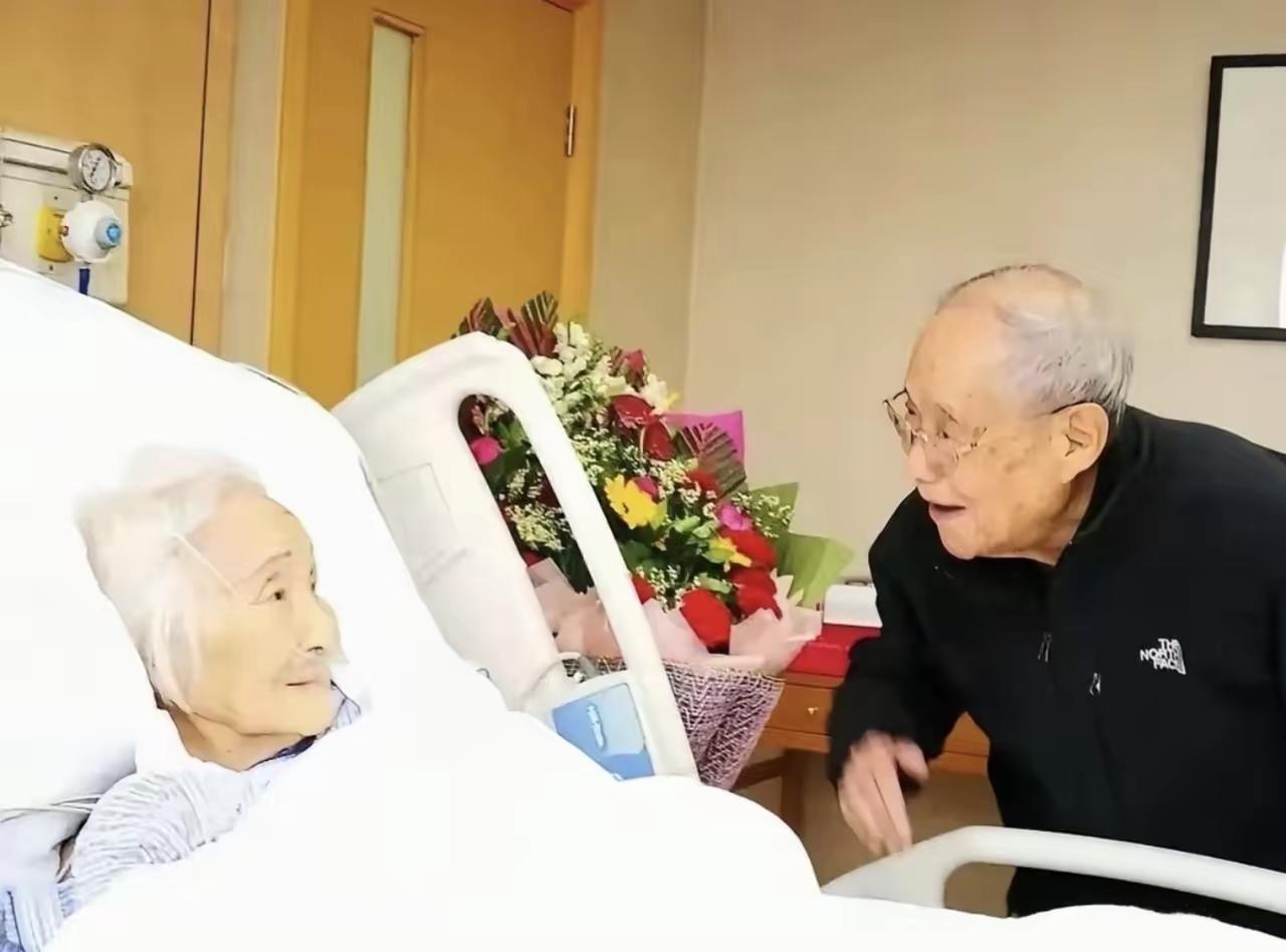 没想到这张2016年探病照里，病床上笑的和蔼清瘦的百岁老人，这辈子从来没领过丈夫