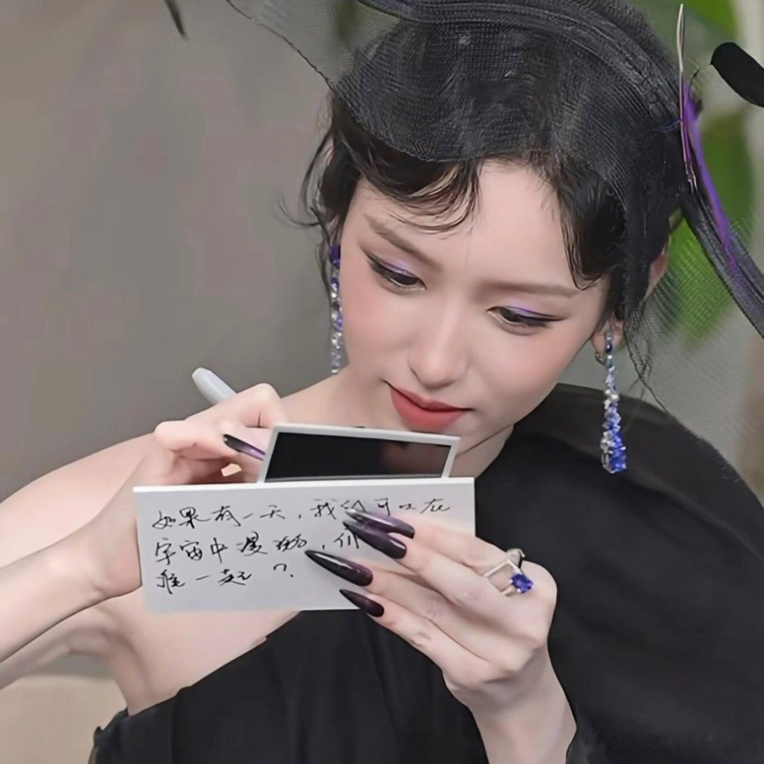 周也暗黑女巫 的内心住着一个可爱的小女孩怎么都说让也一下子变老了，感觉很有创意诶