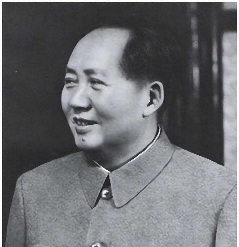 因地位不高去世未及时告知毛主席，主席得知后非常难过，亲自前往墓地哀悼他！
194