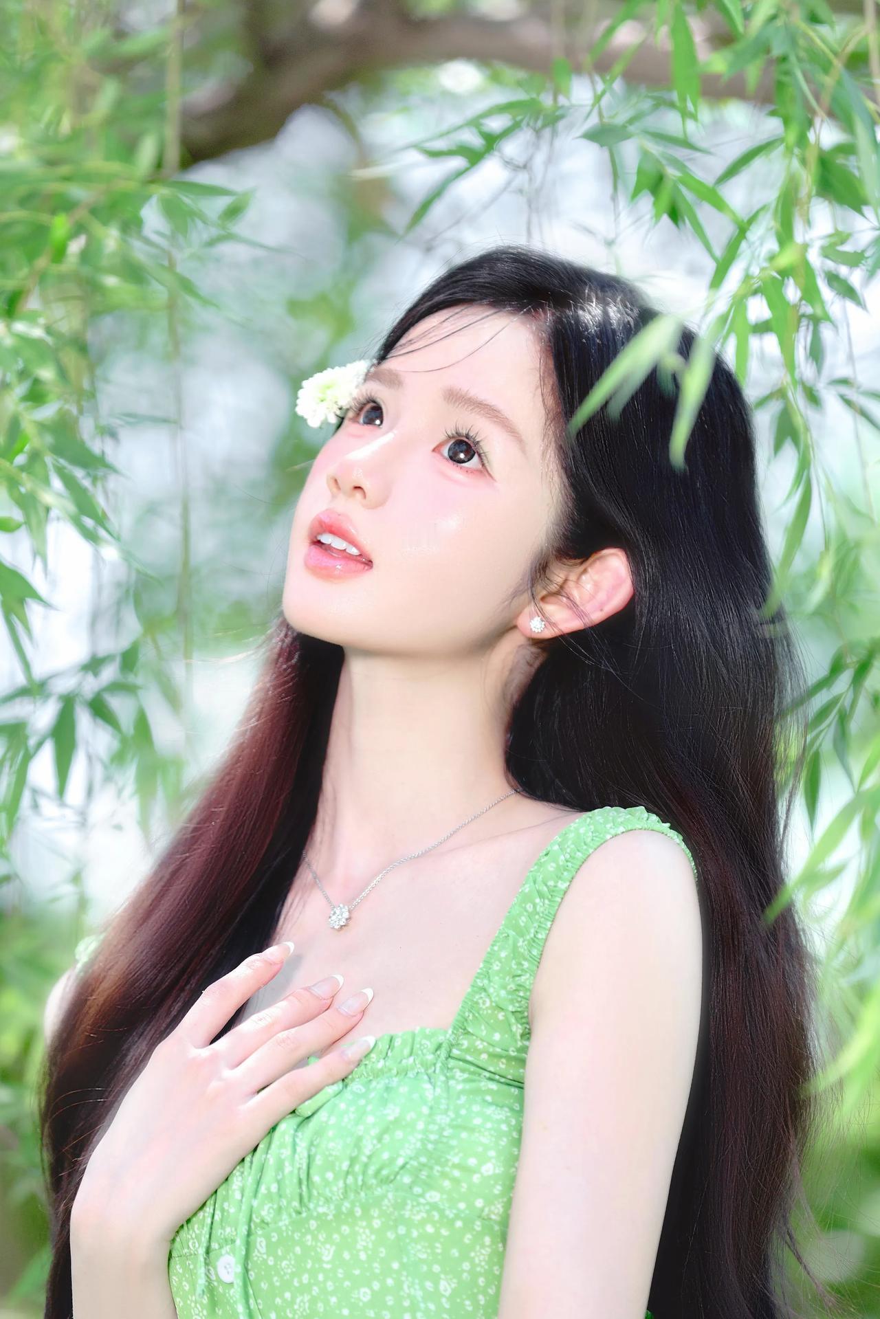 上联：柳下佳人，绿袂翩翩藏雅韵
下联：花间笑靥，青丝袅袅惹春风
对联 对对联飞花
