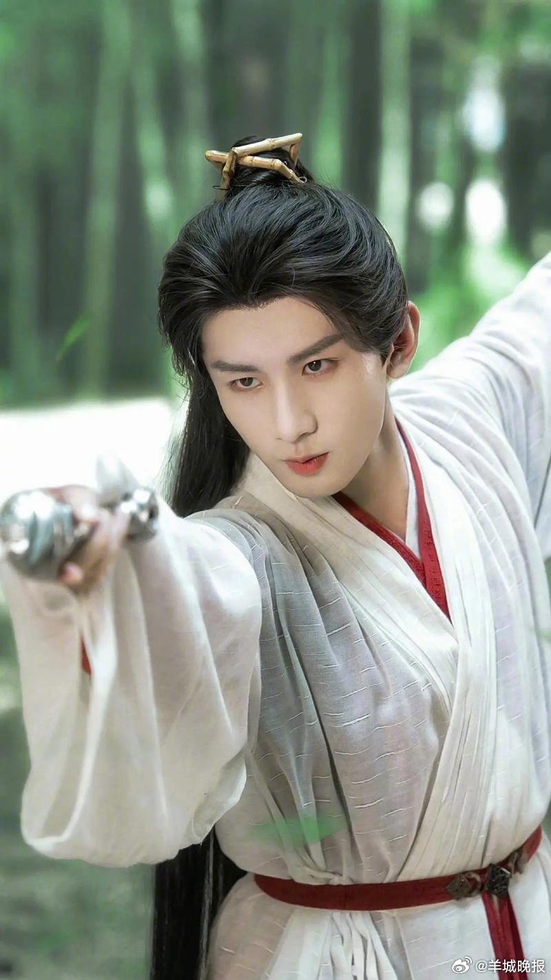 【哪位暑期档热播剧男主是你的“白月光”？】每年暑期档，总有那么几个男角色让人念念