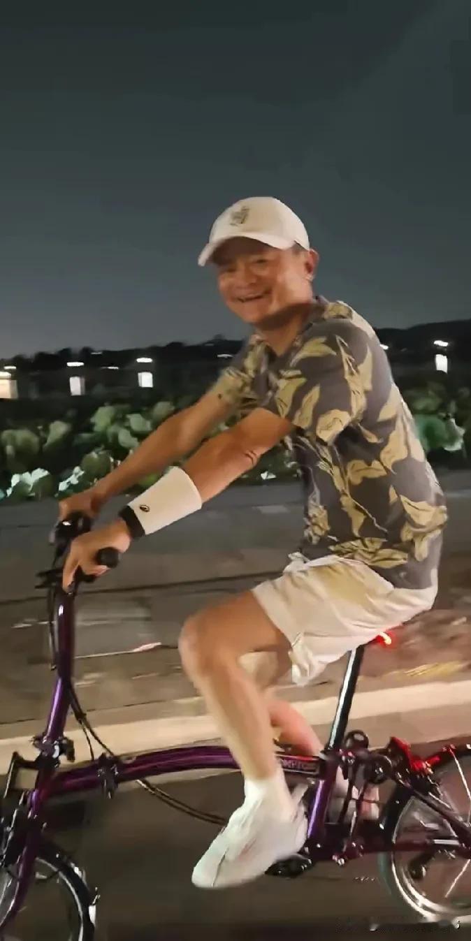 **课代表来报道啦！** 近日在西湖夜色里偶然遇见马云骑行，他居然没带保镖，这既