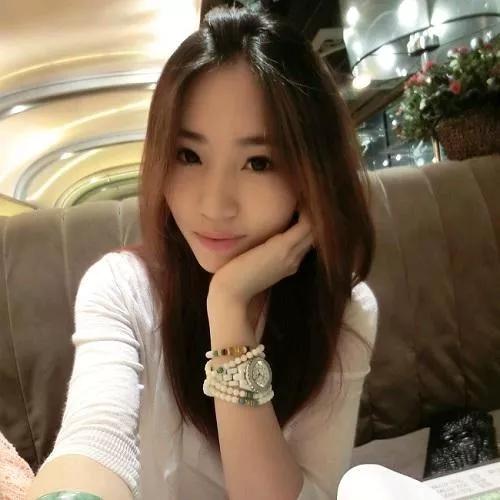 一杯咖啡，一本好书，静静享受午后的美好时光。