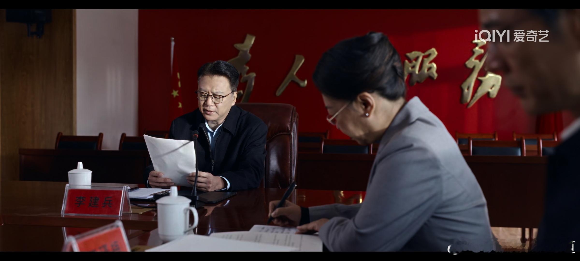 真不知道是故意的，还是巧合，一个两个都把民字挡住了。 