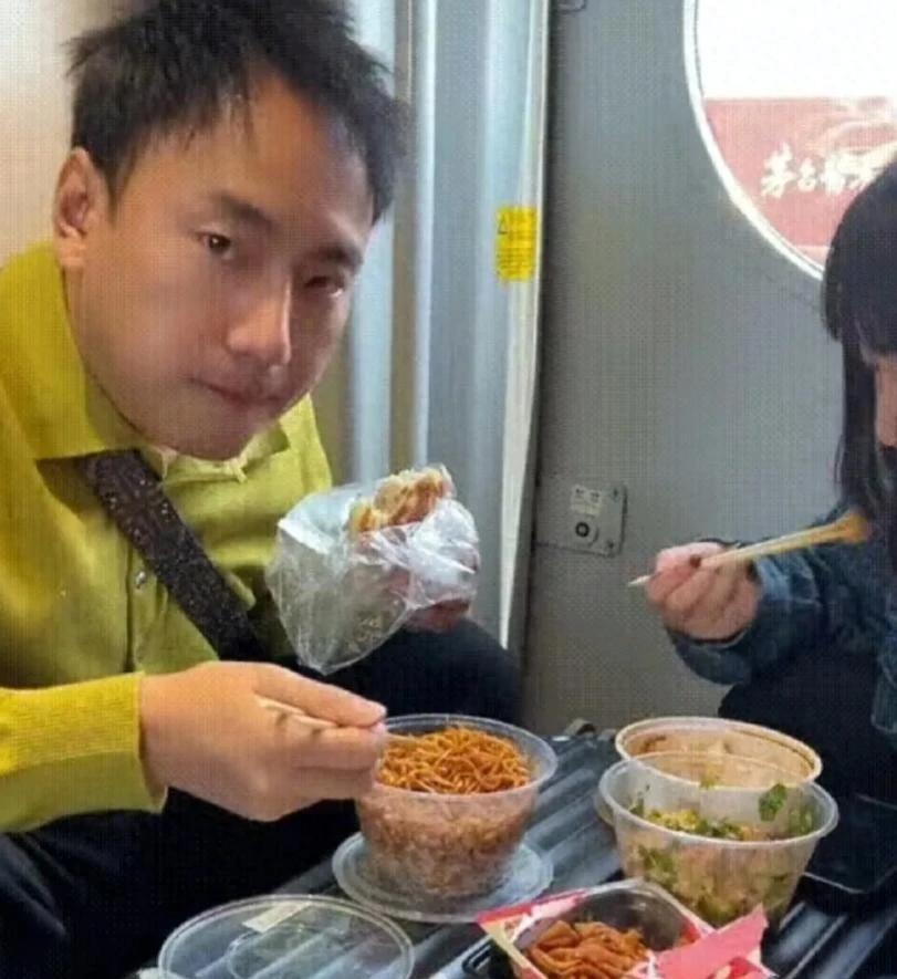 海来阿木真幸福，蹲着吃饭都有女生愿意陪着。可惜这个愿意陪他吃苦的女生不是他老婆，