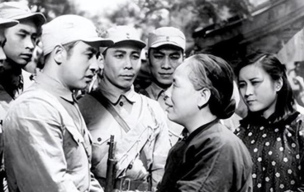 1988年农民朱海清在地里干农活，村长气喘吁吁跑来：“别干了，快回去，你家来了个