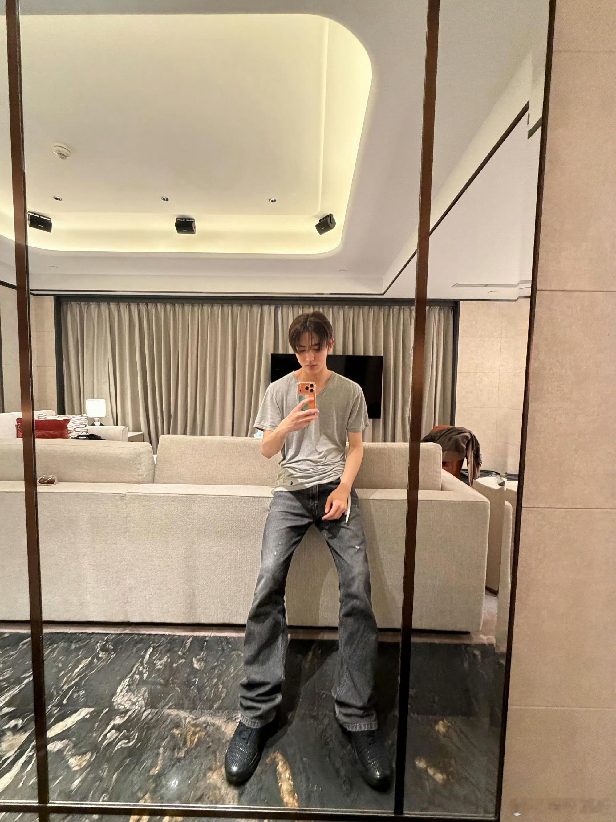 马丁见过人用吸管吗 严成玹社媒更新！结束上海签售的Cortis直接安排满满一桌，