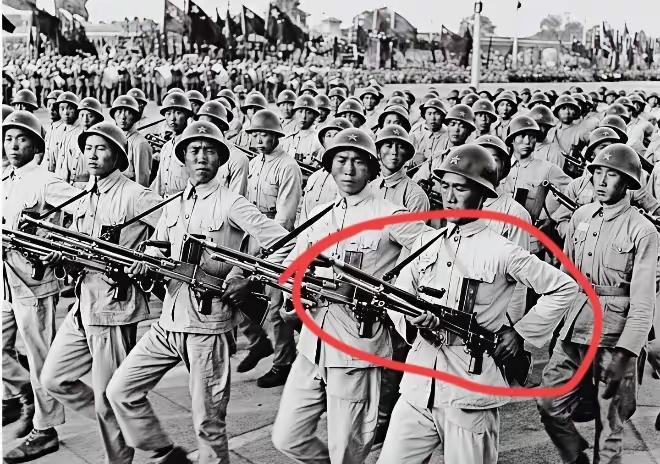 开国大典时，机枪方队雄姿英发地走来。有观众称，这是92捷克机枪；也有人觉得并非如