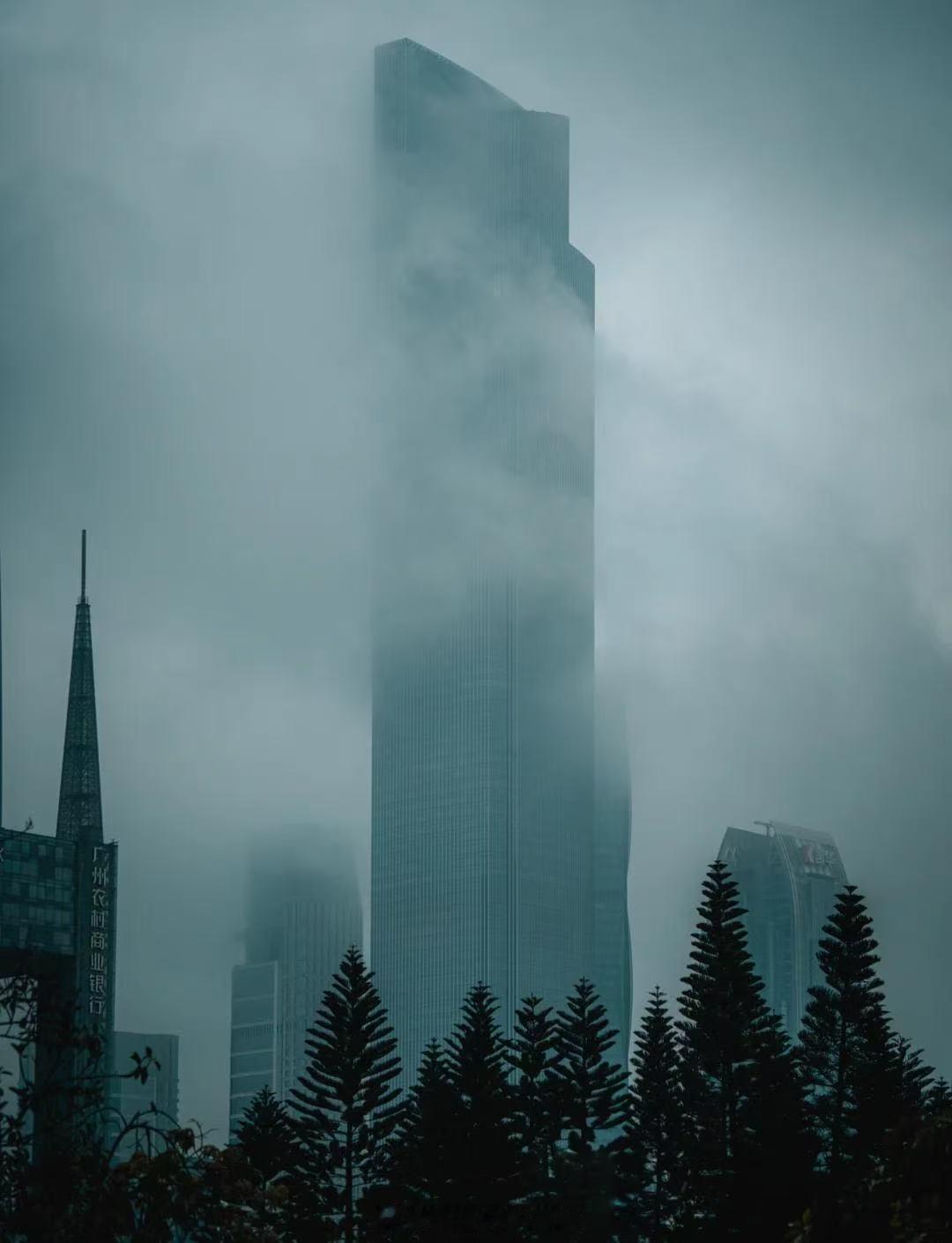 广东人被雷雨暴击了上一秒晴空万里，下一秒雷声轰鸣。突如其来的雷雨席卷广东，多变的