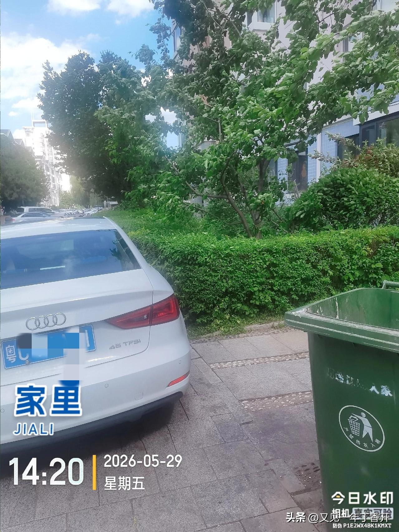 最烦这种停在家门口人行道上的别说车

我出个家门需要在车和垃圾箱那里挤出去，你们
