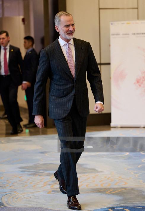 西班牙国王出席开幕式，换一条粉色领带显减龄！11月11日费利佩国王现身成都盛美利