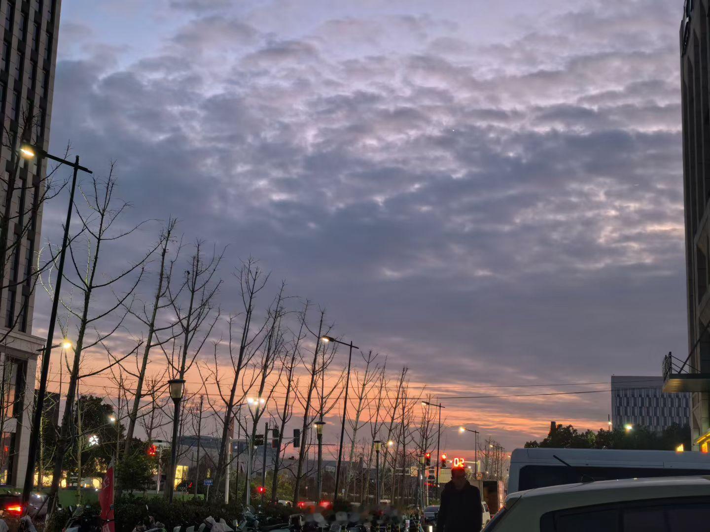 抬头看看今天的夕阳很好看距离跨年还有10天