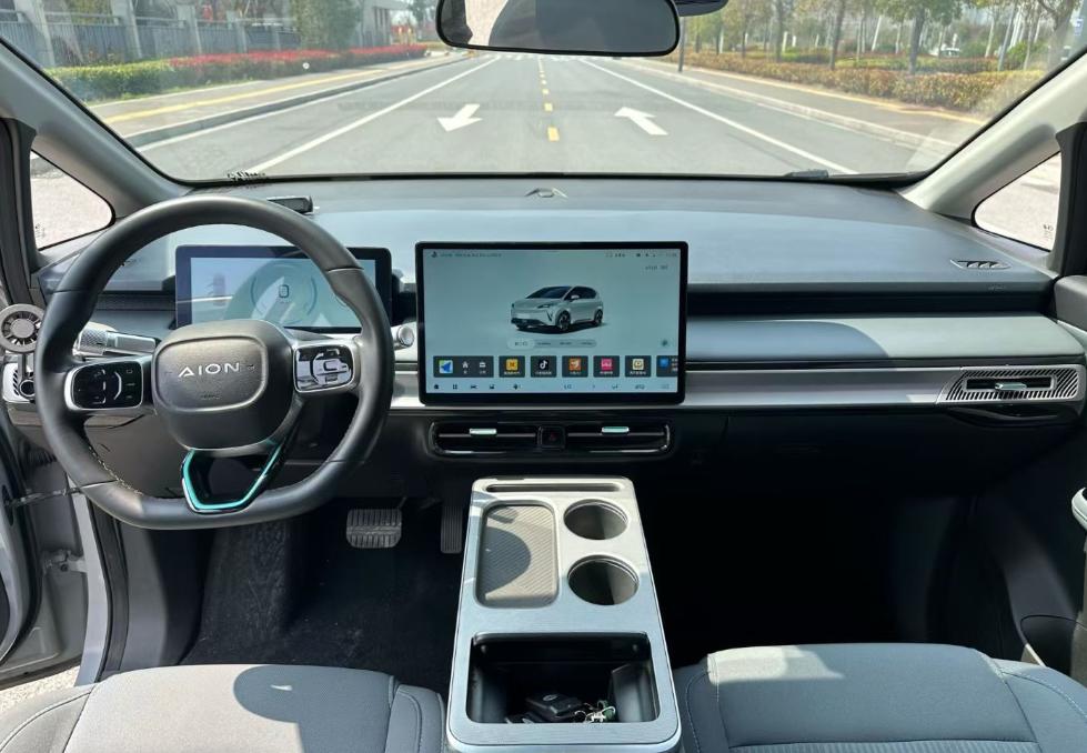 有一说一，这款埃安Y Plus的内部没有太多的科技感，除了大屏，并没有太多的亮点