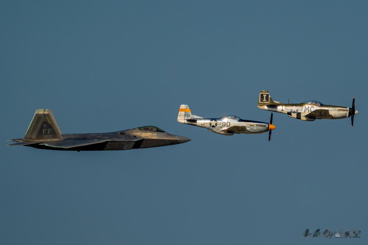 近日，EAA飞来者大会在美国举办，F-22亮相并进行飞行表演。