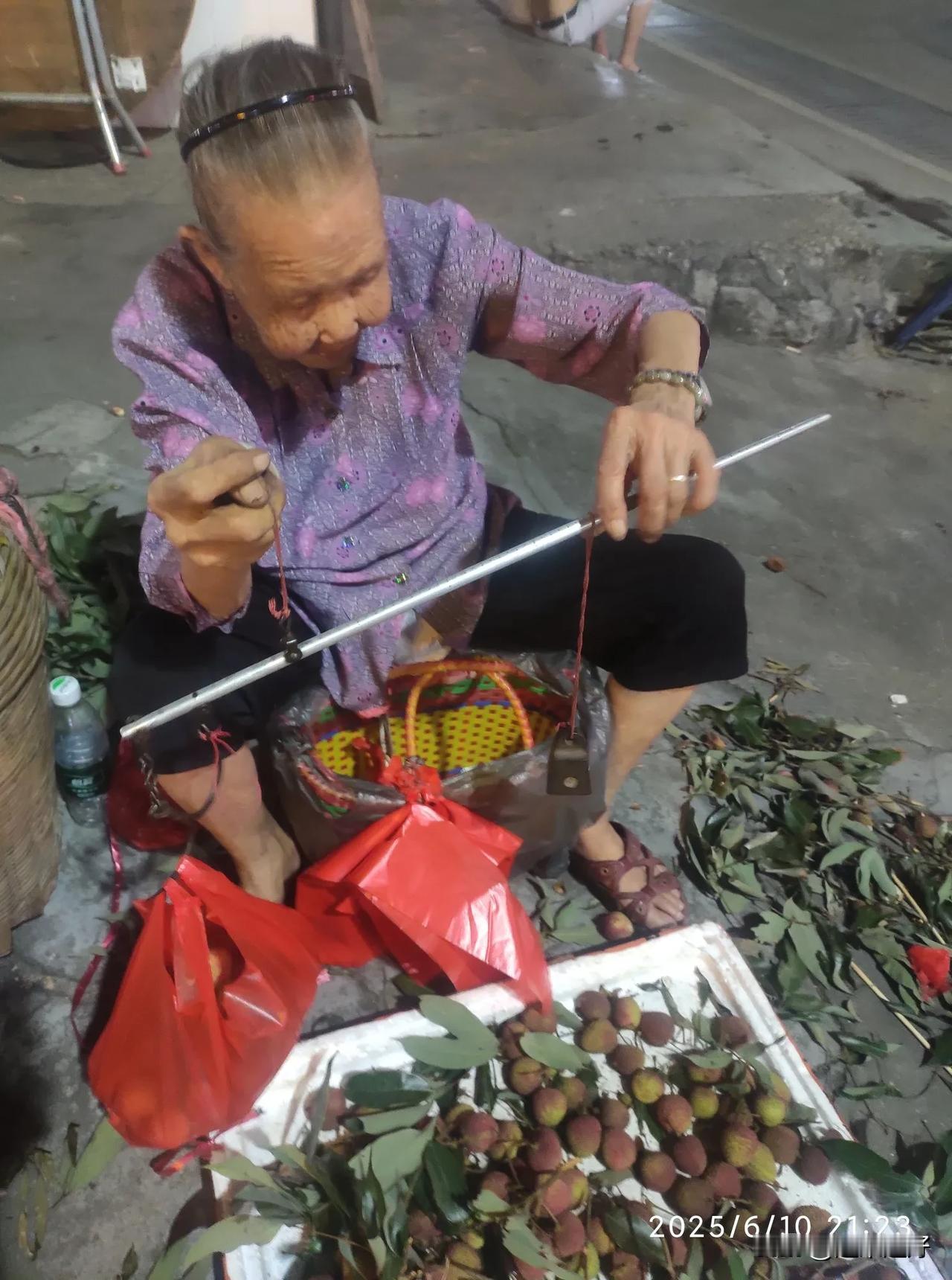 路灯下卖荔枝的老阿婆。
      星期二晚上九点多钟下班回去的时候，我路过杨涌
