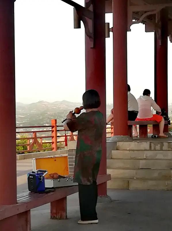 上联：落笔千言思绪远，请出下联开喉一曲韵情长。1