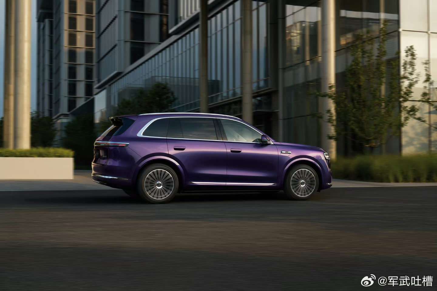 问界M7官宣夜紫新色问界M7新车色亮相问界M7真的是梦中情车，完全没有老登味，有