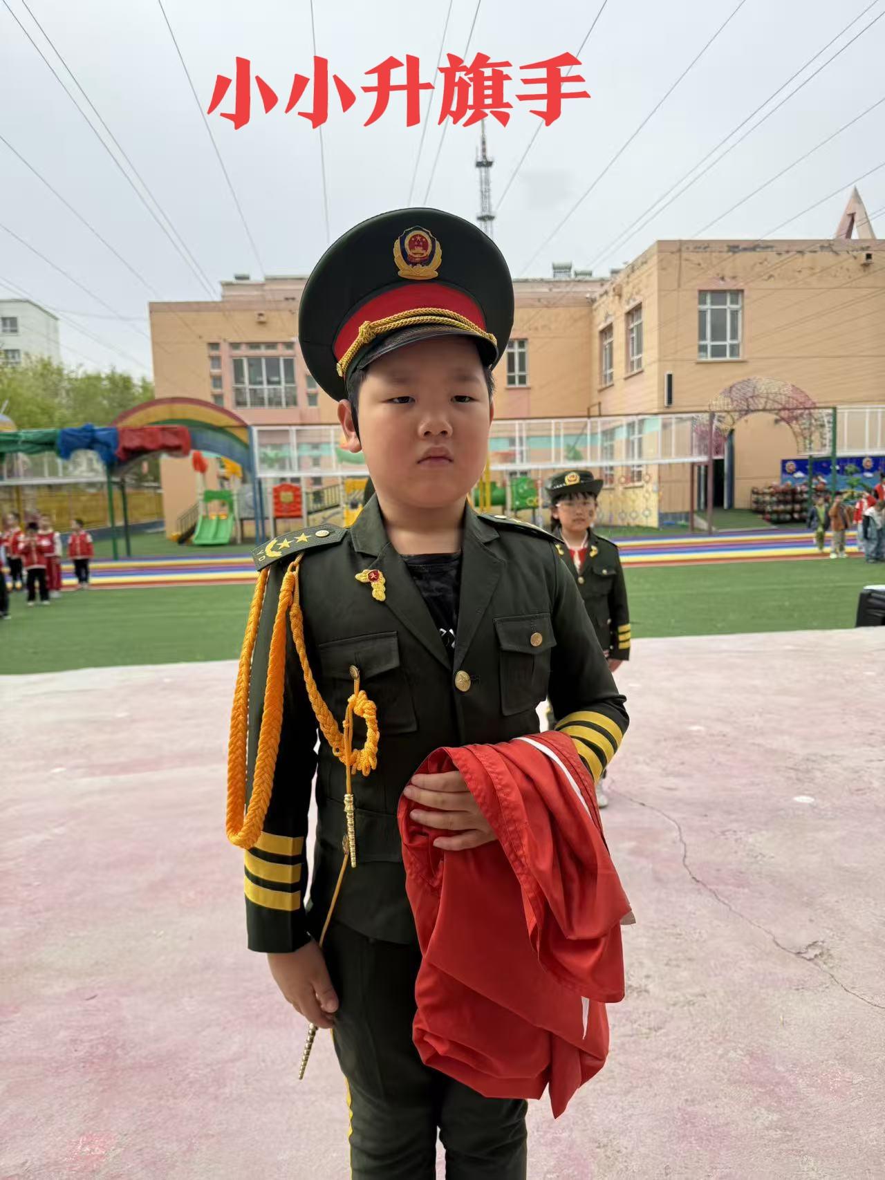 今天周一，幼儿园举行升国旗仪式，我孙子竟然当上了升旗手。瞧他那小模样，威严帅气得