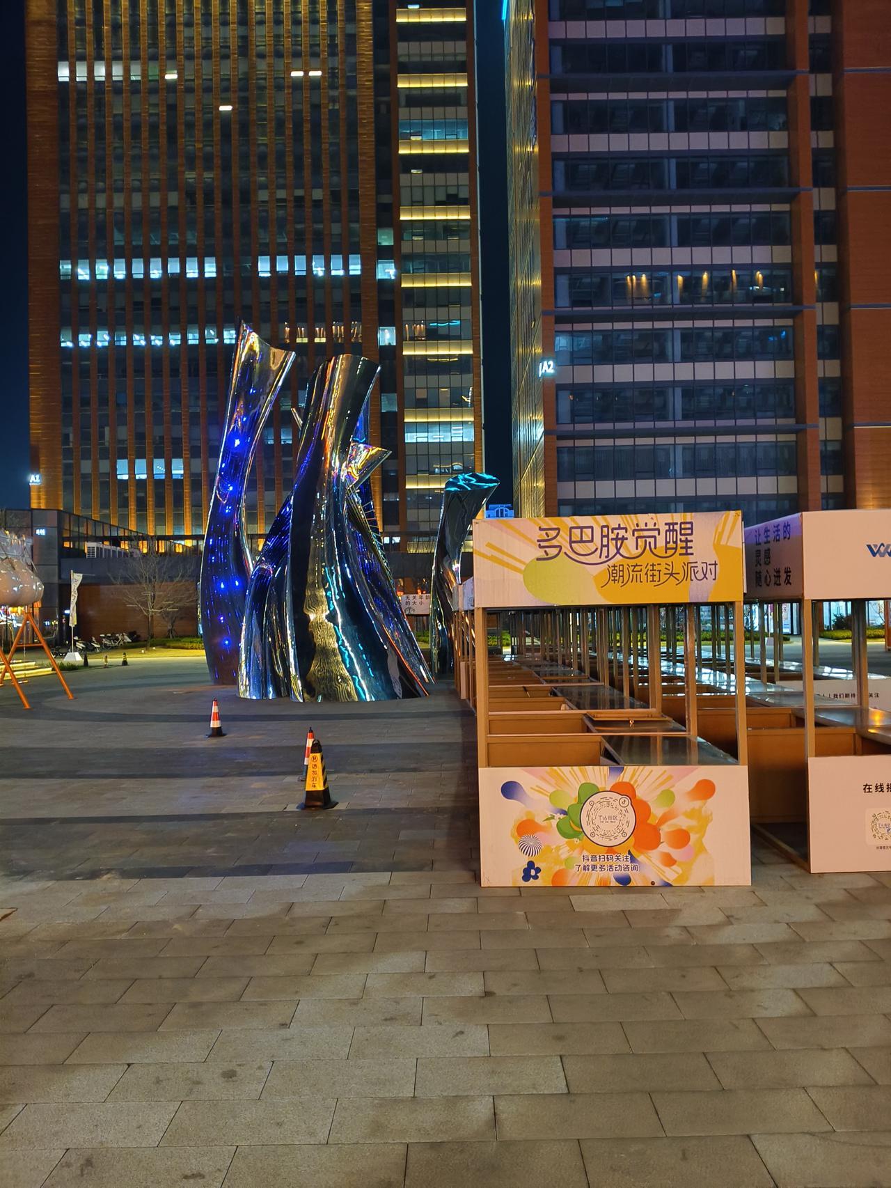 吃饱喝足，哼着小曲，突然想去酒吧喝点，但是一个人又无聊，那还是溜达回家吧。