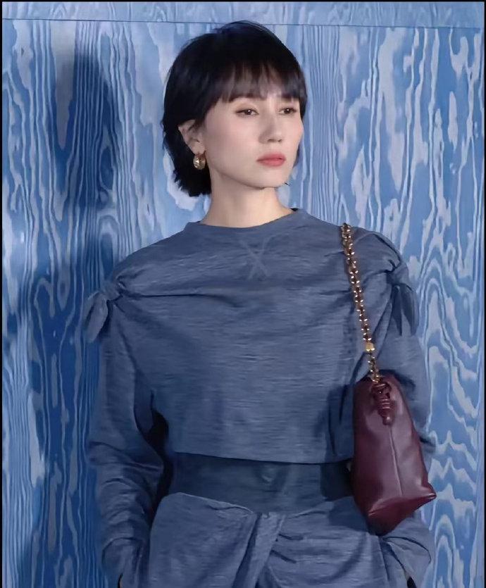 为什么她穿衣不露，看上去高级又性感 ？
袁泉这女人，我从来不觉得她好看，但又不得