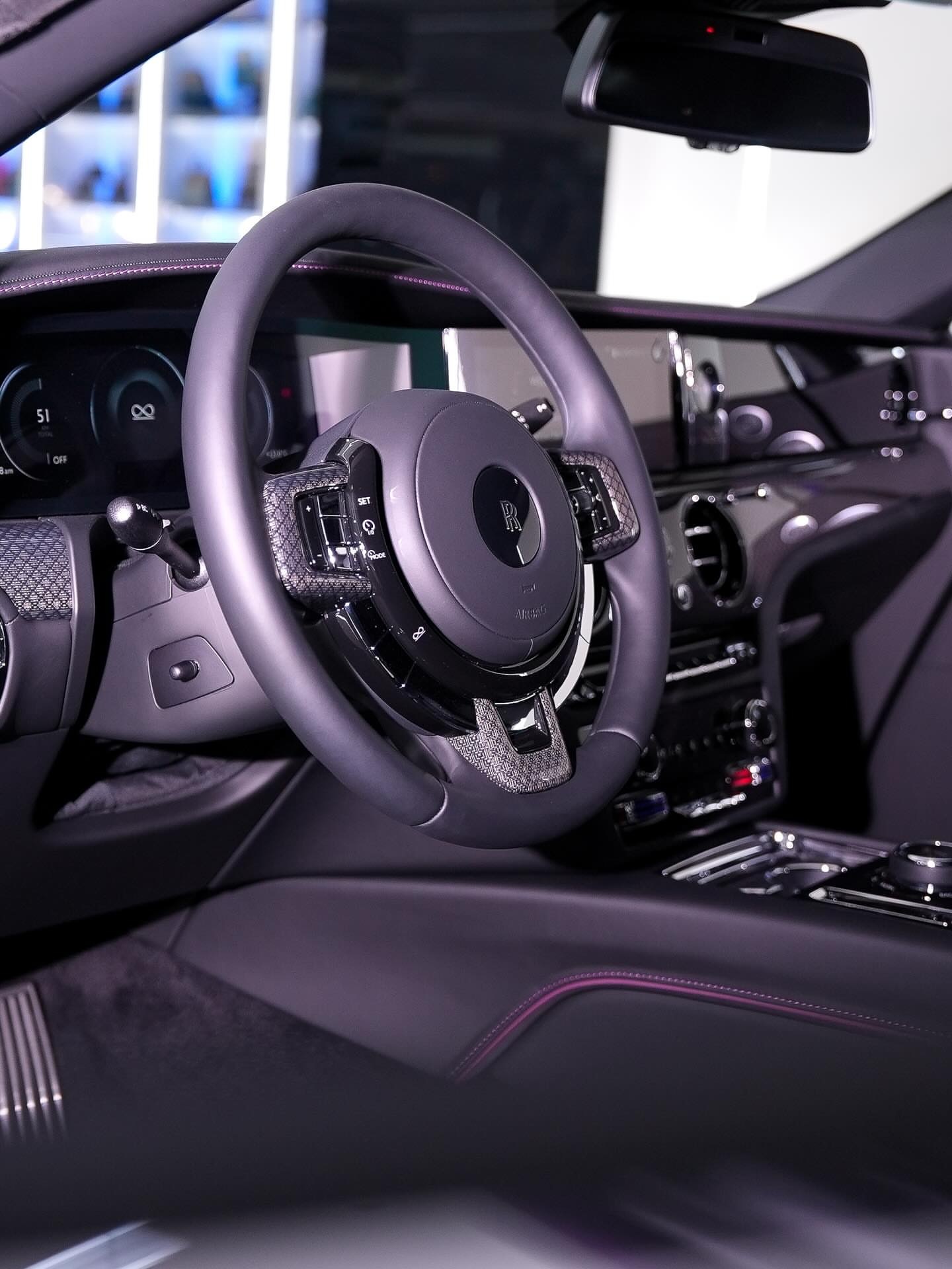 劳斯莱斯Spectre Black Badge外观颜色：紫色生产年份：2026年