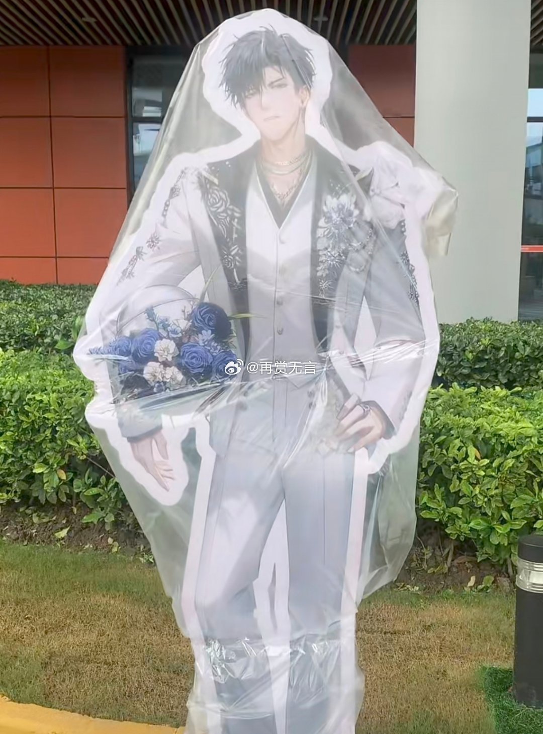 光与夜之恋五周年快乐光与夜之恋静安体育中心的巨型婚纱海报如约而至，三位少年身着礼
