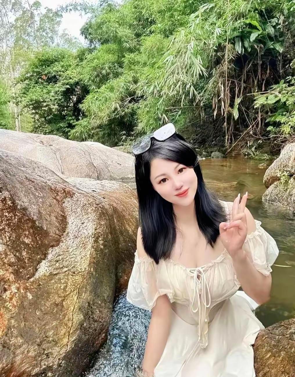 山间夏日穿搭 玩水露营的好地方