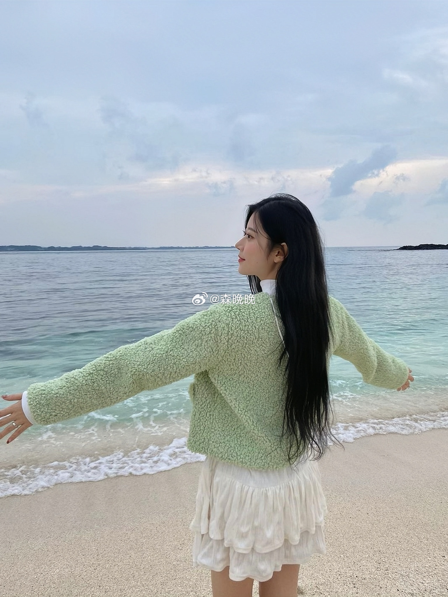 今日OOTD：绿色开衫+白色连衣裙🍃跑到海边，拥抱十月的海风！ ​​​