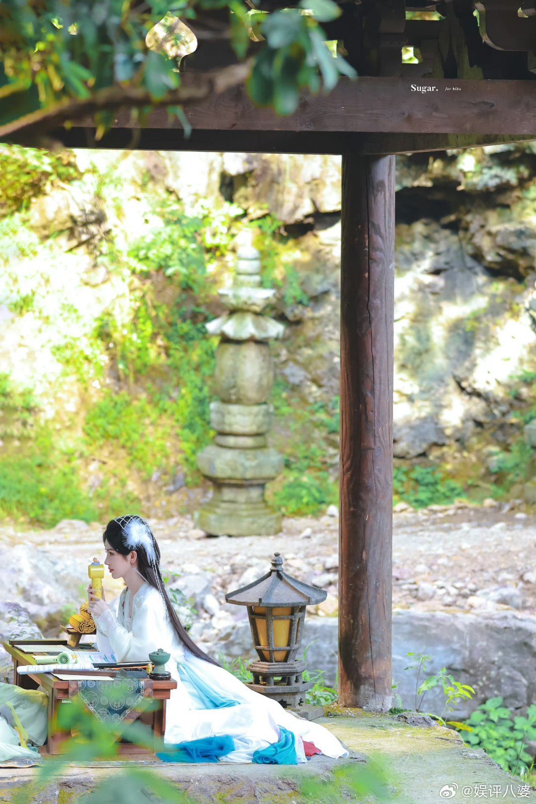 谁能躲过鞠婧祎苏绿夏这套古风造型！羽毛发饰搭配素雅浅色系古装，林间实景生图直出，