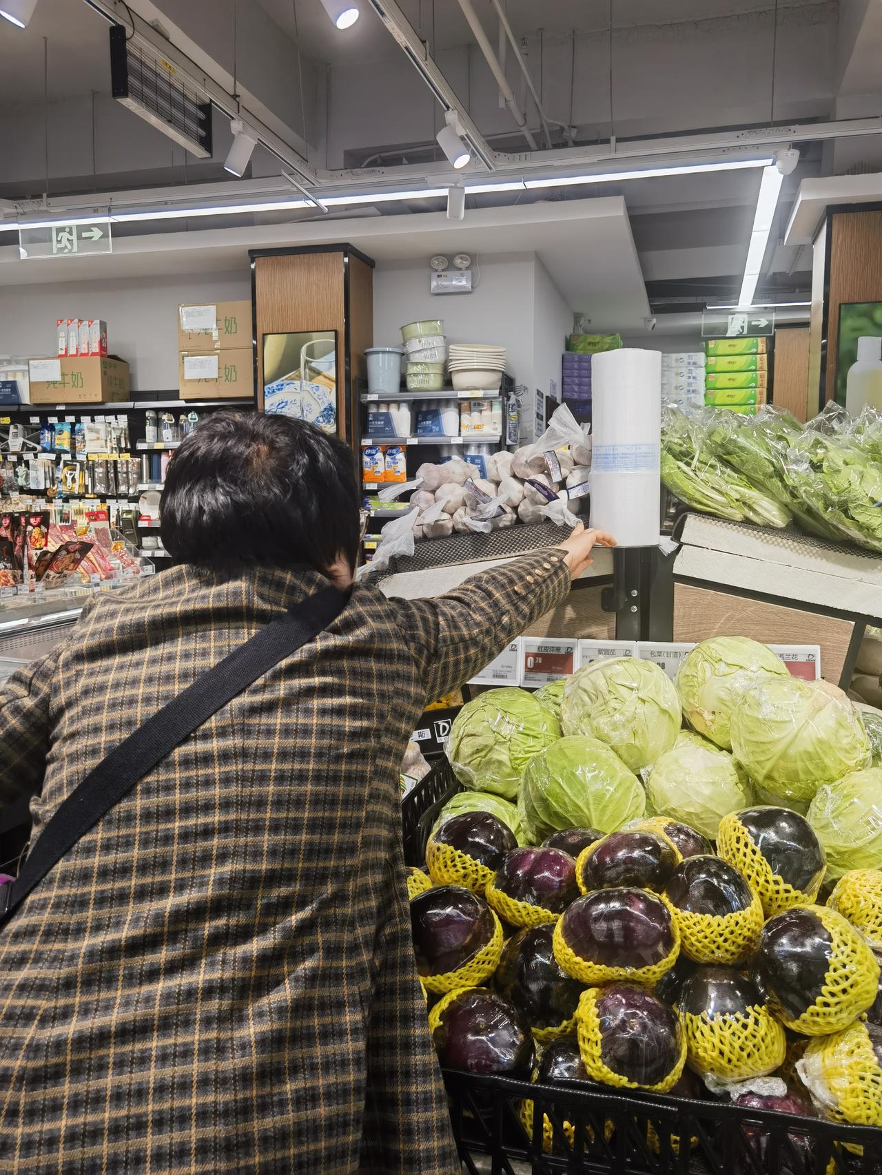 的遗憾！
上午去丹尼斯买菜，看见一顾客拿购物袋困难（如图）。赶紧帮忙。
给店员提