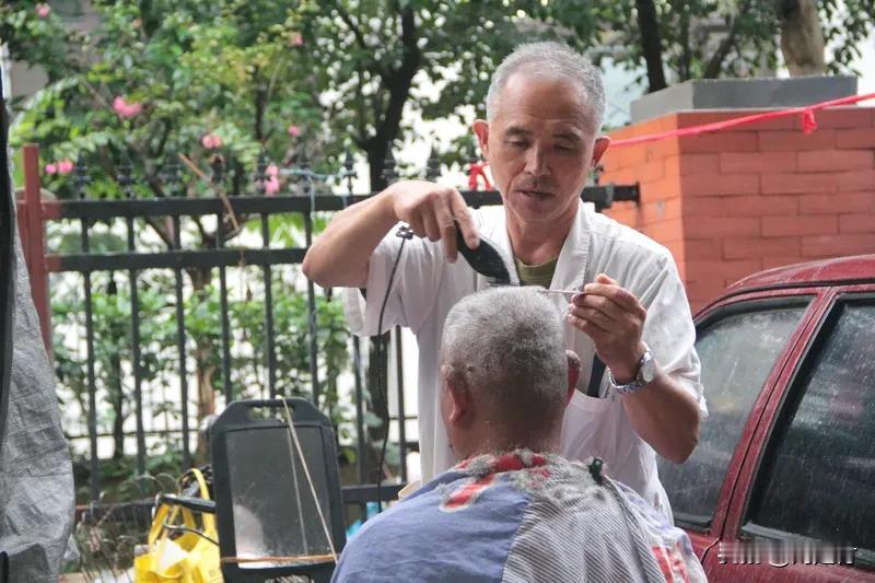 大爷花10元剃头后满头伤口不忍追责 大爷花10元剃头
满头伤口却不忍追责
天津6