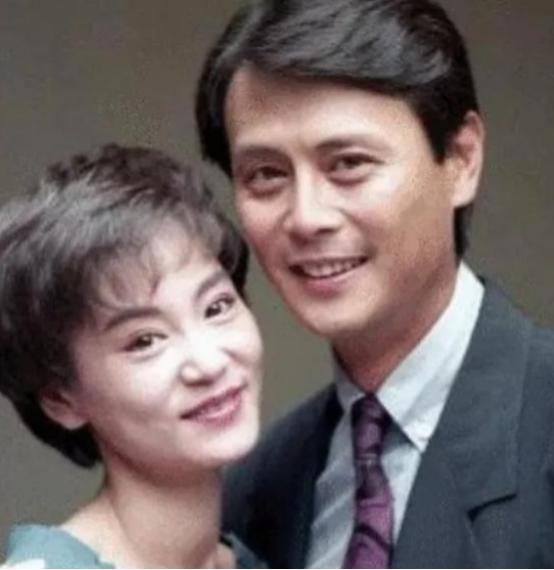 1997年，38岁的刘雪华怀着身孕，一边筹备着婚礼，一边等44岁的刘德凯从法国回