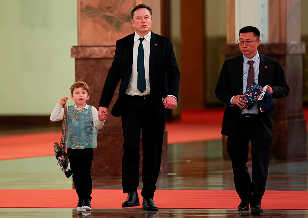 不得不说马斯克是真懂中国，家里孩子从小熏陶中国文化，爱穿中式马甲还学中文。难怪昨
