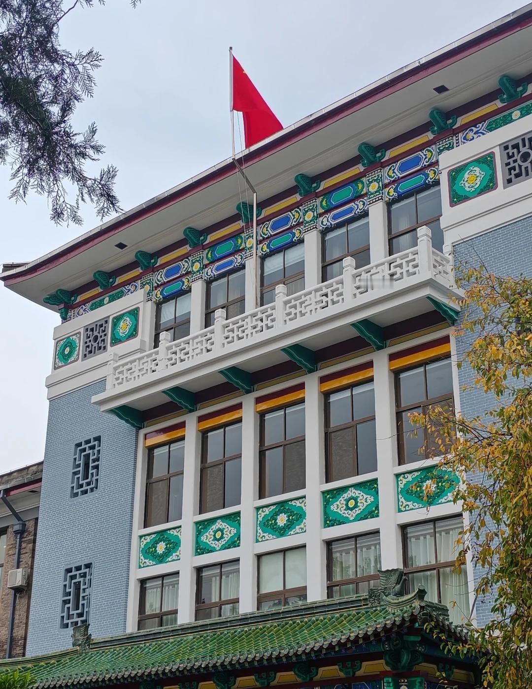 山师 ℓ 75周年校庆❤️
➡️近几日校园里的新事物
1️⃣修缮后的文化楼显露出