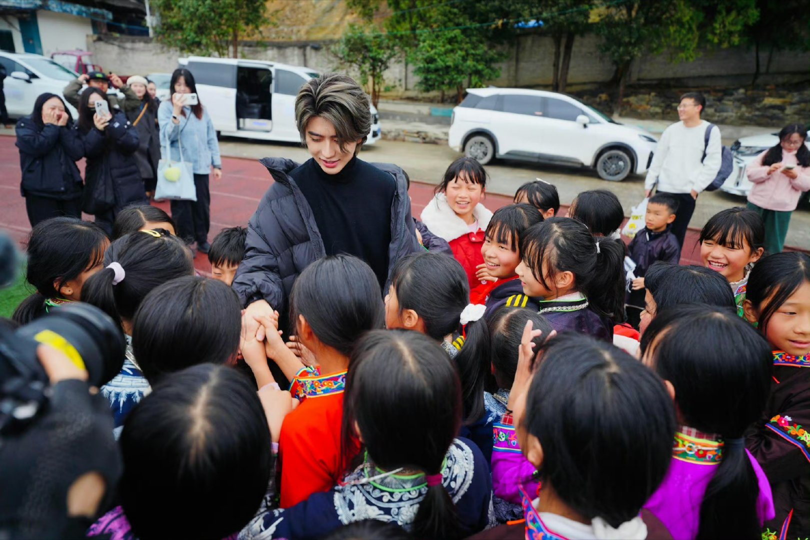 蔡徐坤现身贵州山区做公益有这样的意识和行为，本身就是可取的 