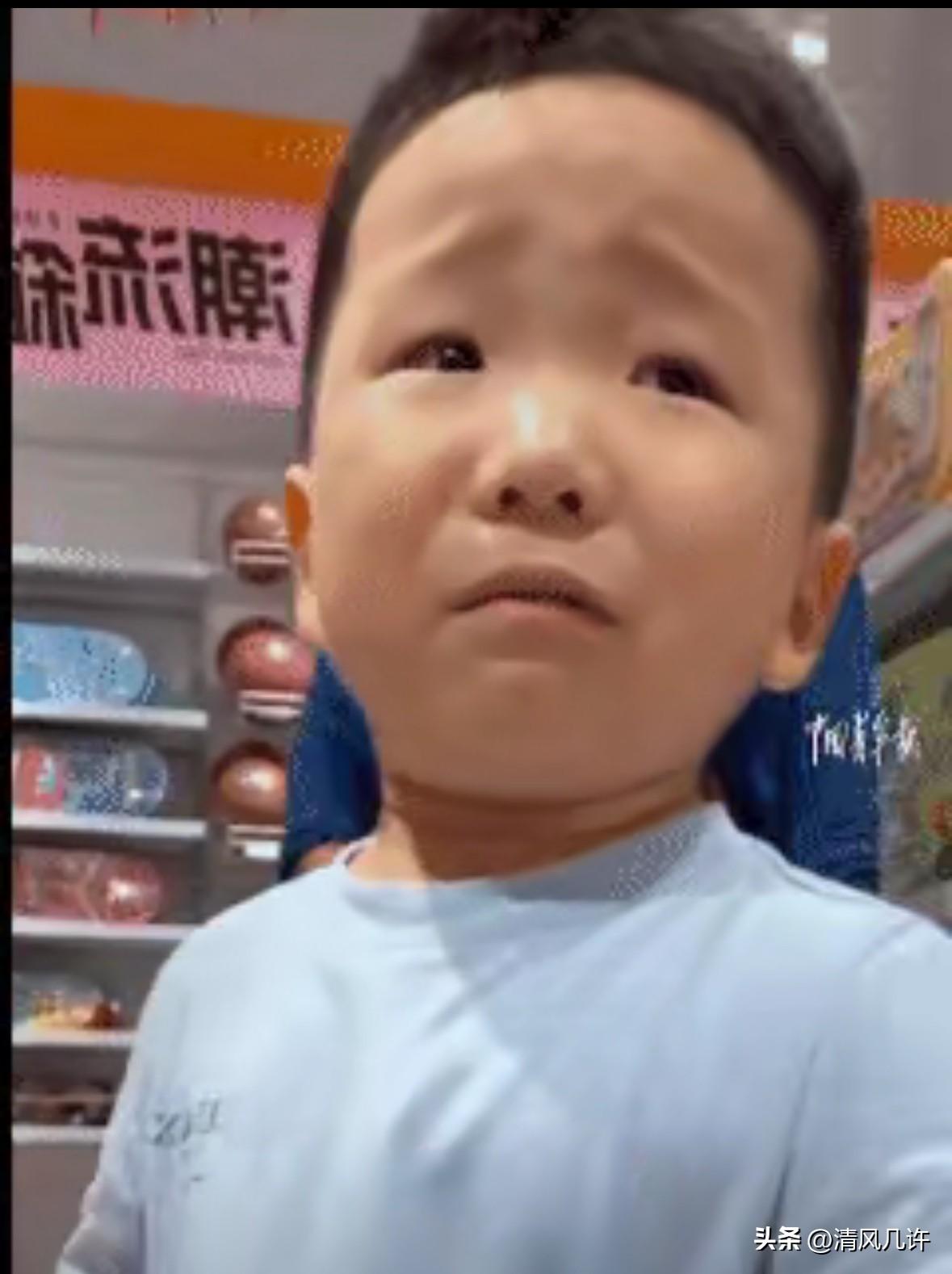 笑不活了，幼儿园小男孩，刚放学就在超市看到自己的幼儿园老师，前一秒还十分淡定，后