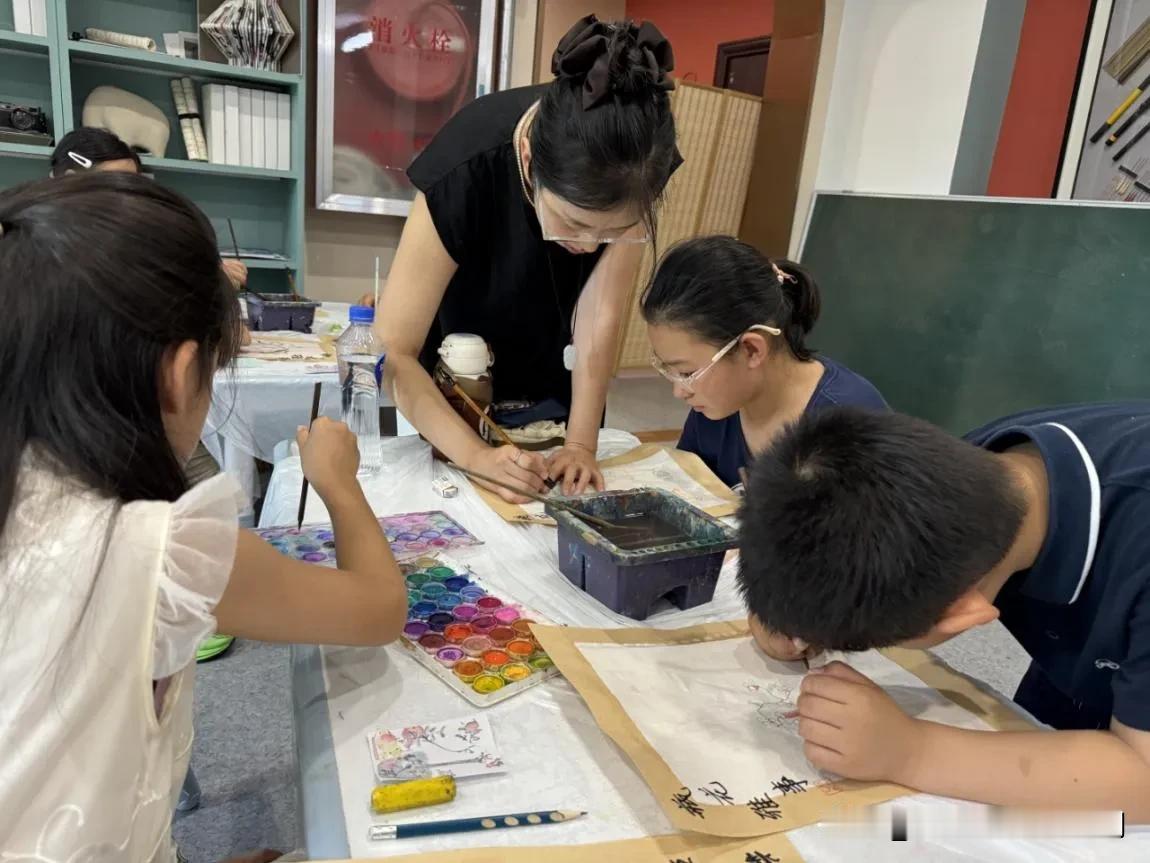 万柏林区小井峪街道：国风绘画公益课，墨润童心传承传统文化

近日，万柏林区小井峪